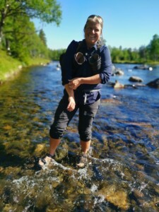 Wictoria Wadman står i ett vattendrag