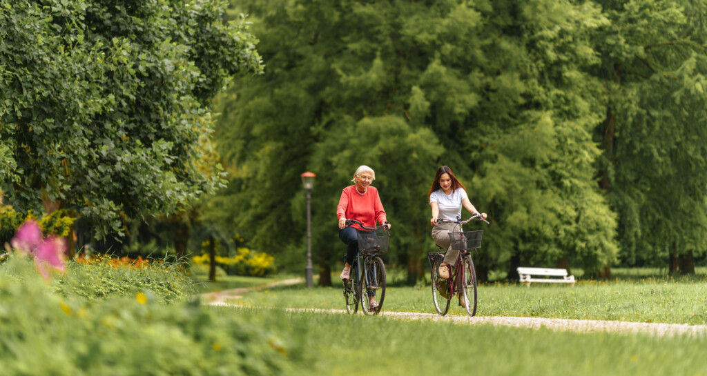 Två personer cyklar i en park