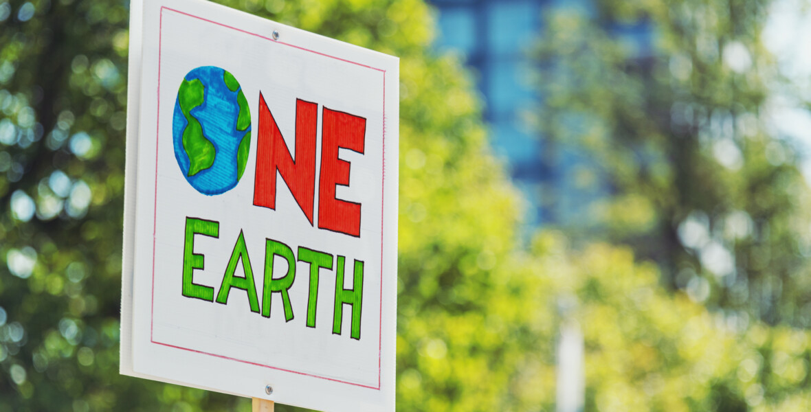 En skylt där det står "One earth"