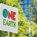 En skylt där det står "One earth"
