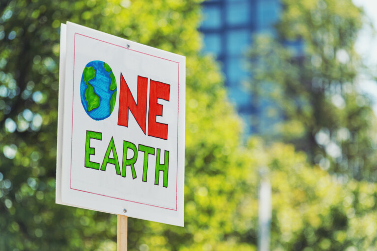 En skylt där det står "One earth"