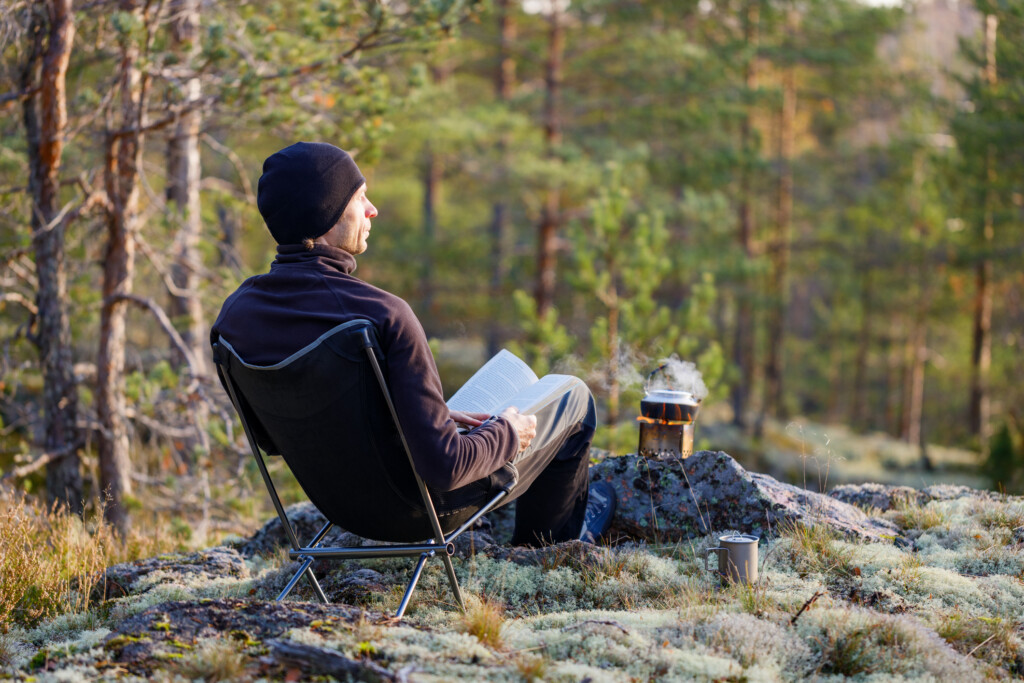 Person läser bok i naturen