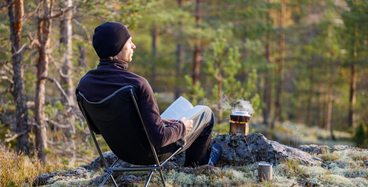 Person läser bok i naturen