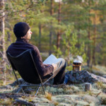 Person läser bok i naturen