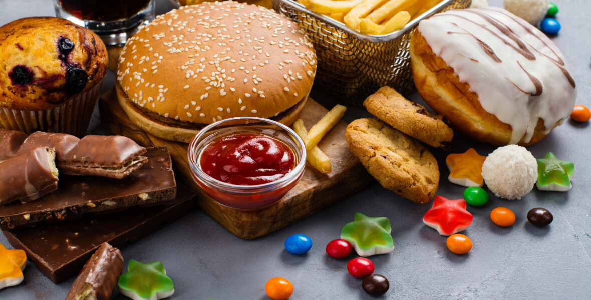 Hamburgare, pommes frites, och sötsaker.
