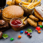 Hamburgare, pommes frites, och sötsaker.
