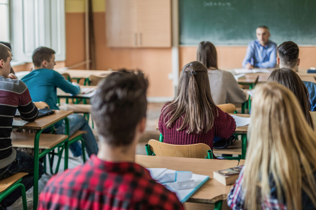 Ungdomar i ett klassrum