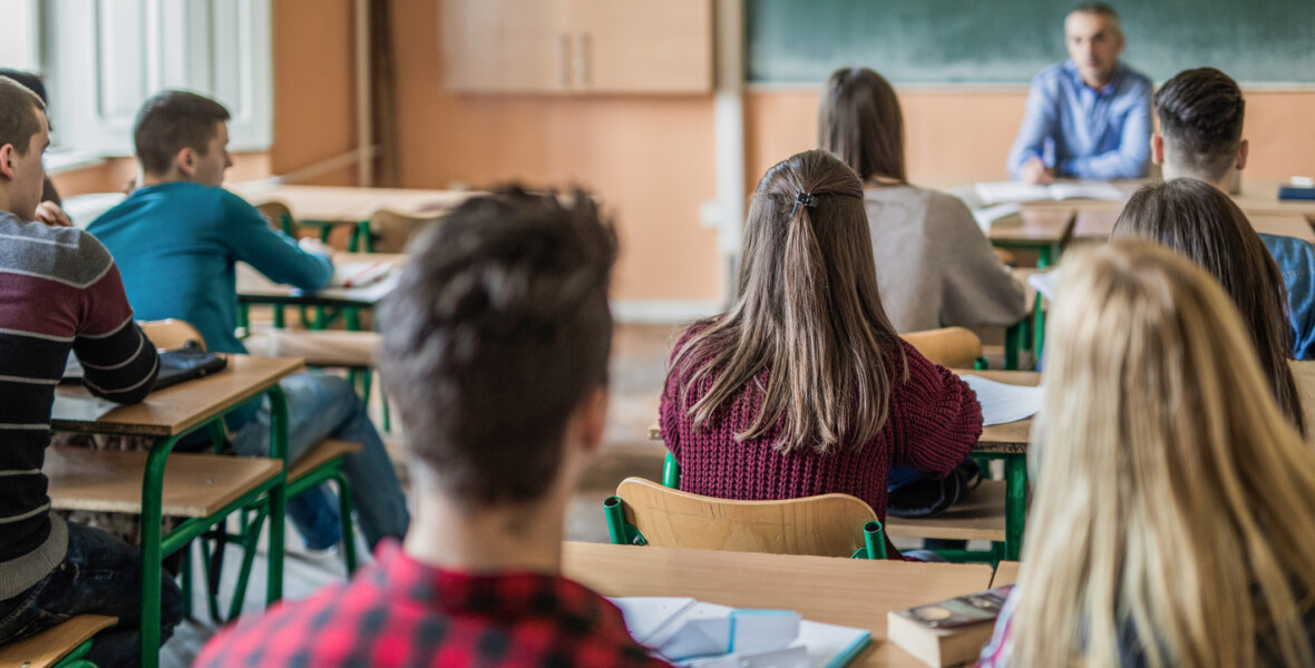 Ungdomar i ett klassrum