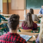 Ungdomar i ett klassrum