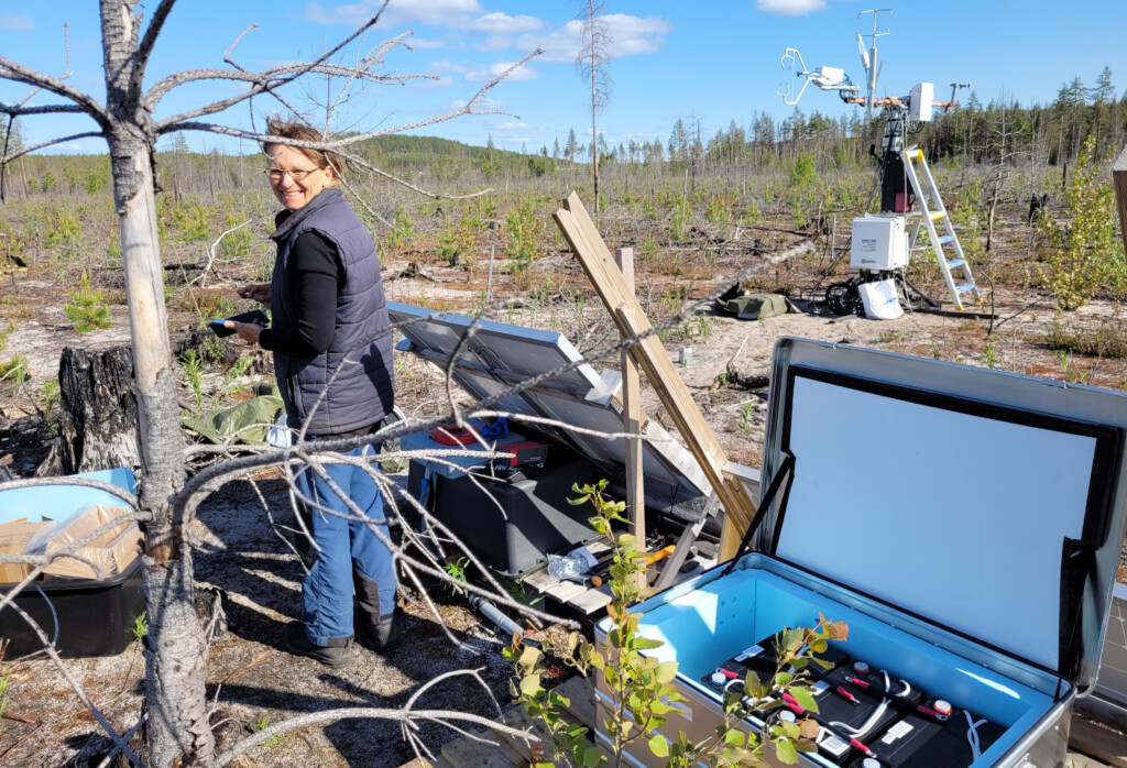 Natascha Kljun med utrustning i skog