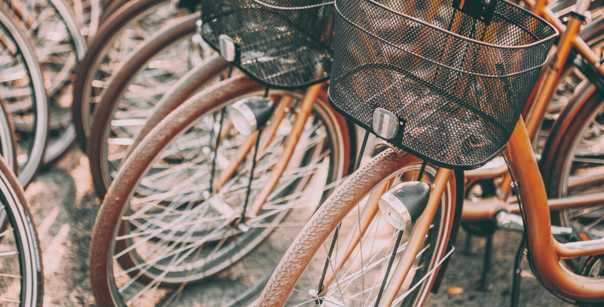 Flera cyklar som står parkerade