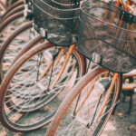Flera cyklar som står parkerade