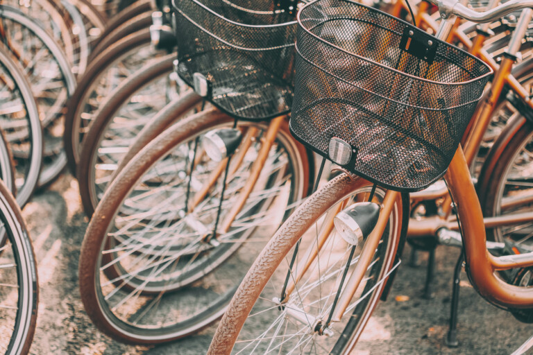 Flera cyklar som står parkerade