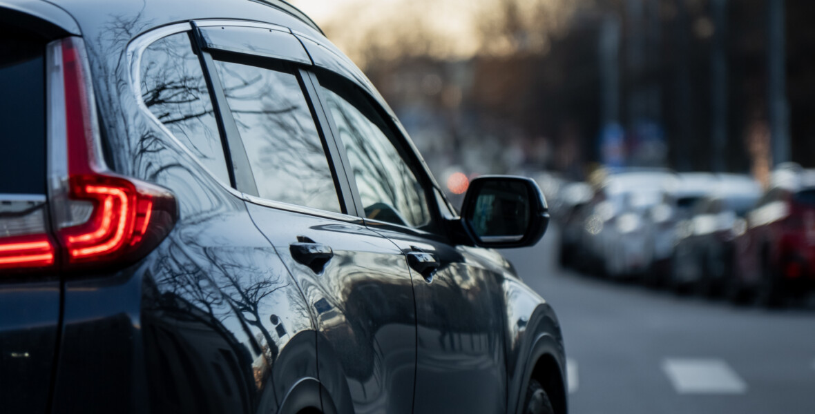 Sidan av en mörk SUV