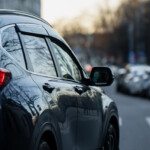 Sidan av en mörk SUV