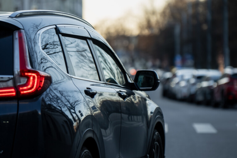 Sidan av en mörk SUV