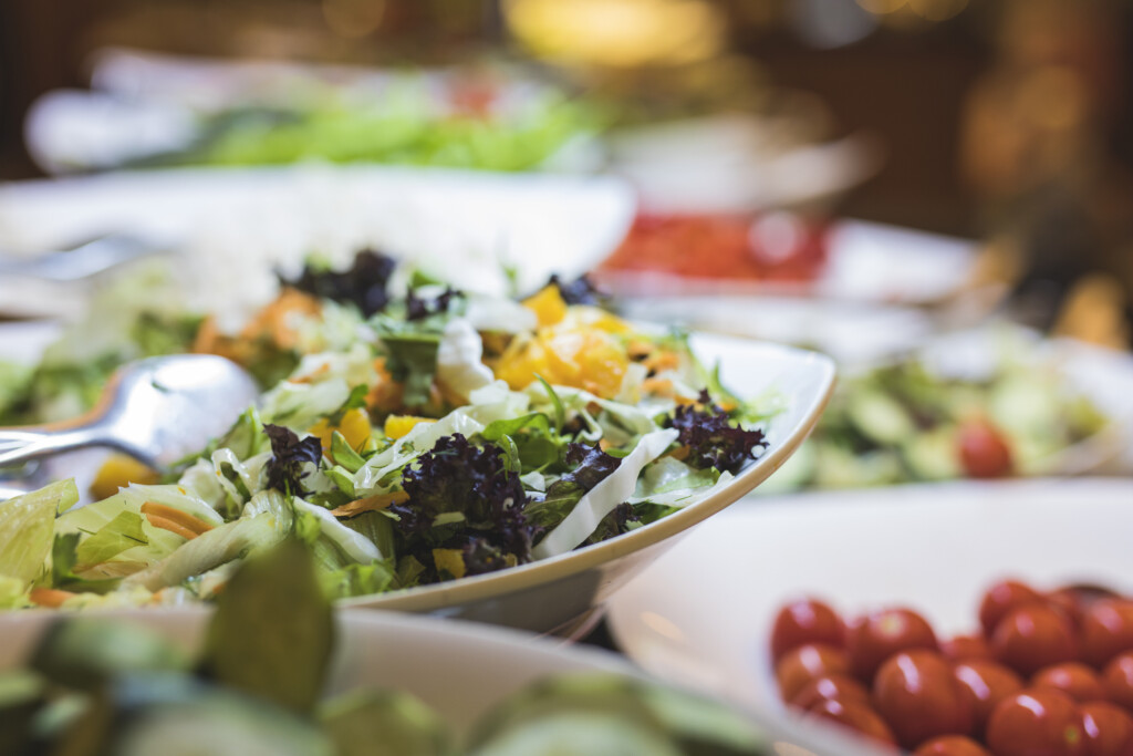 Sallad och grönsaker i skålar