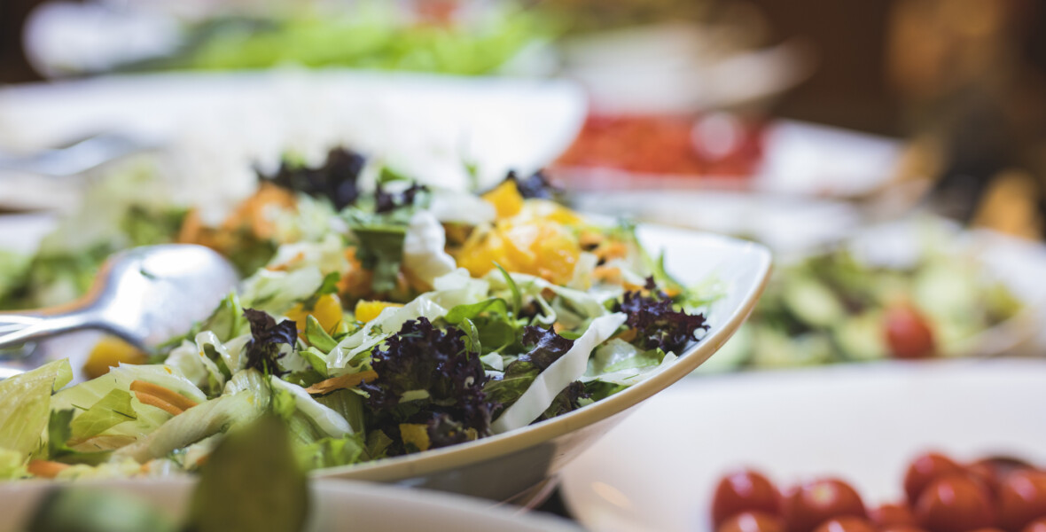 Sallad och grönsaker i skålar