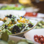 Sallad och grönsaker i skålar