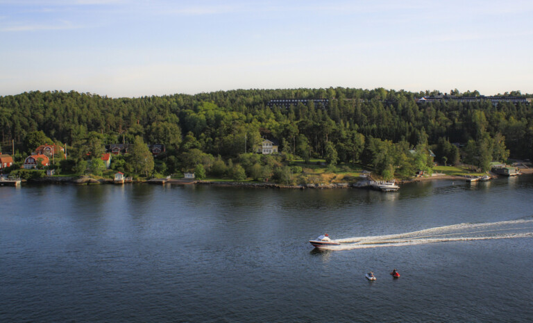 Motorbåt i skärgården