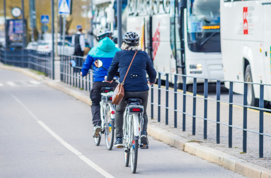 Två cyklister på en cykelbana