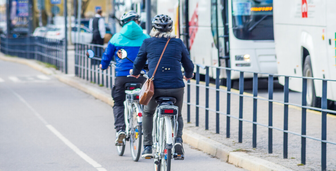 Två cyklister på en cykelbana