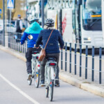 Två cyklister på en cykelbana