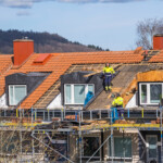 Byggarbetare bygger hustak
