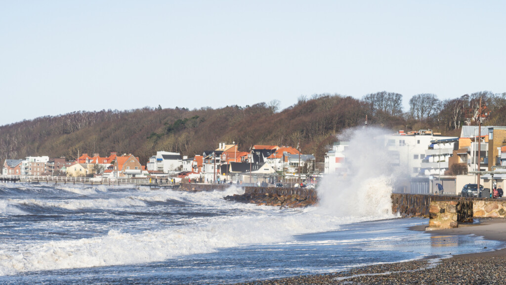 Stora vågor vid kust