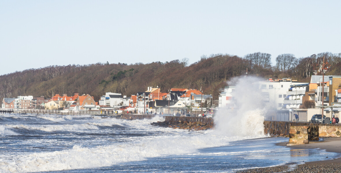 Stora vågor vid kust