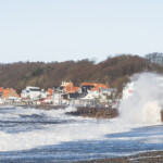 Stora vågor vid kust