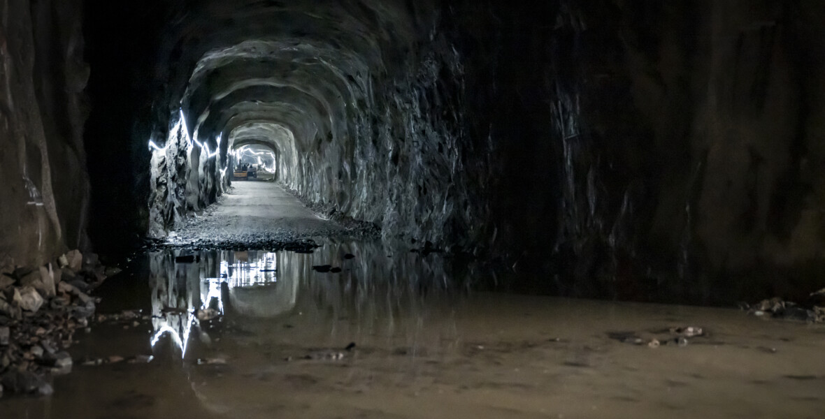 Tunnel med lera och vatten