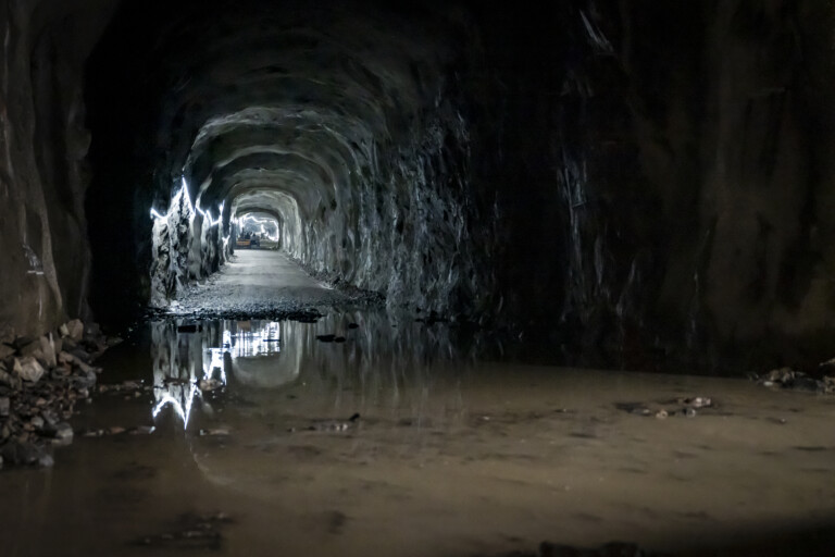 Tunnel med lera och vatten
