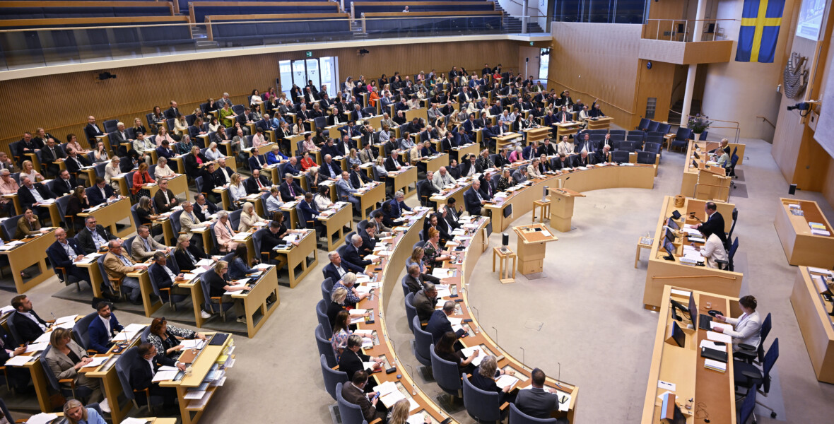 Översiktsbild av plenisalen under en omröstning i riksdagen