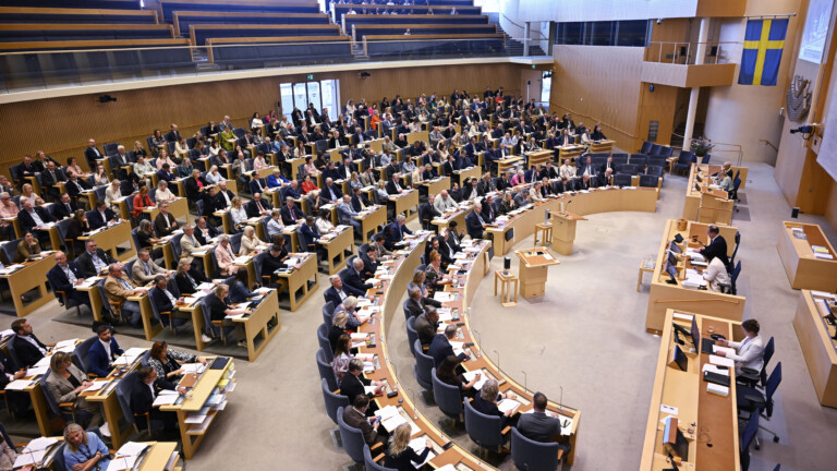 Översiktsbild av plenisalen under en omröstning i riksdagen