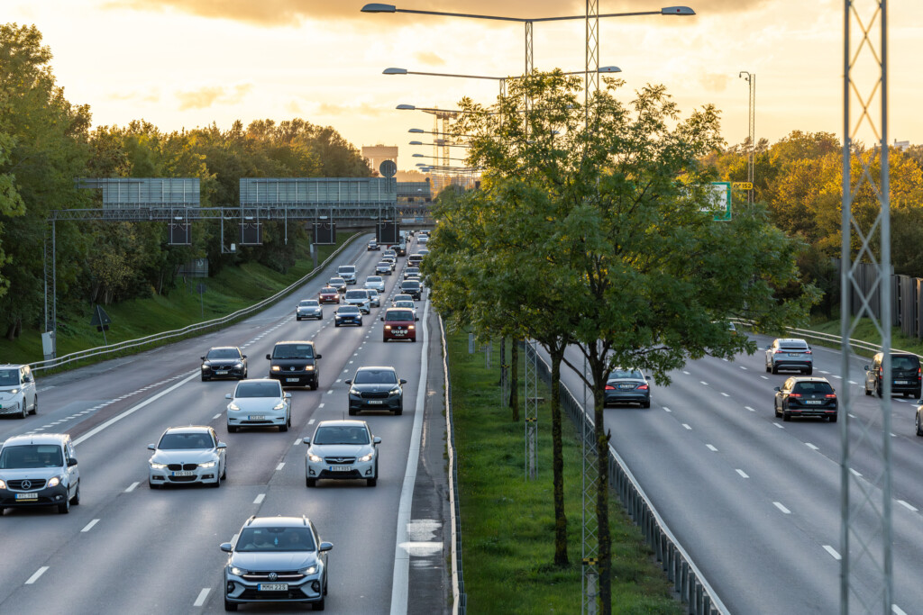 Trafikerad väg i skymning