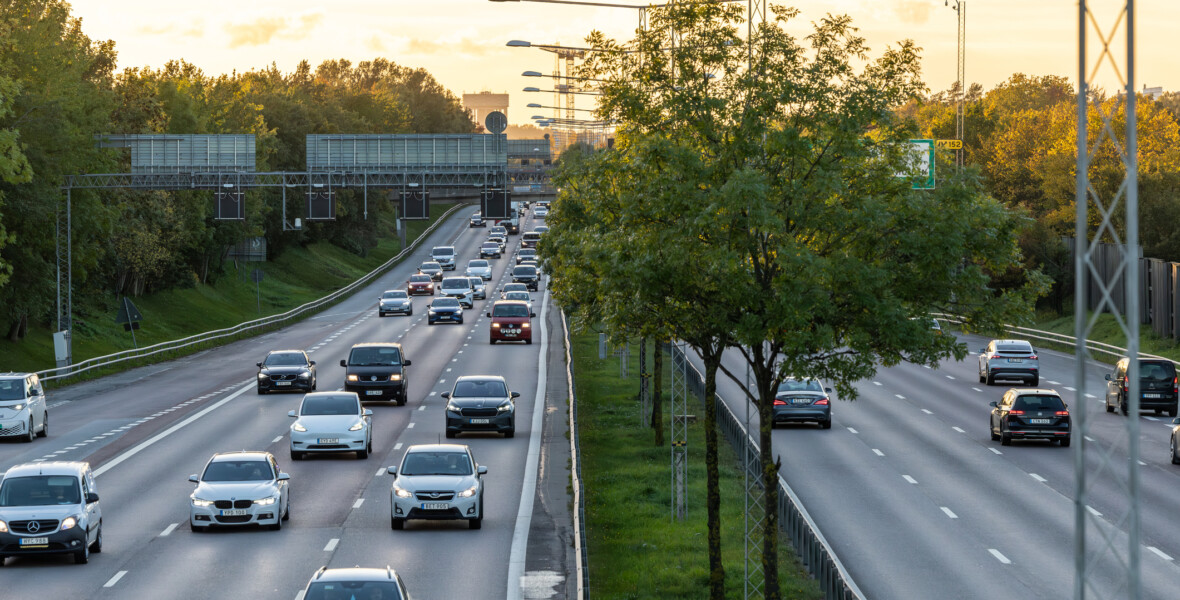 Trafikerad väg i skymning